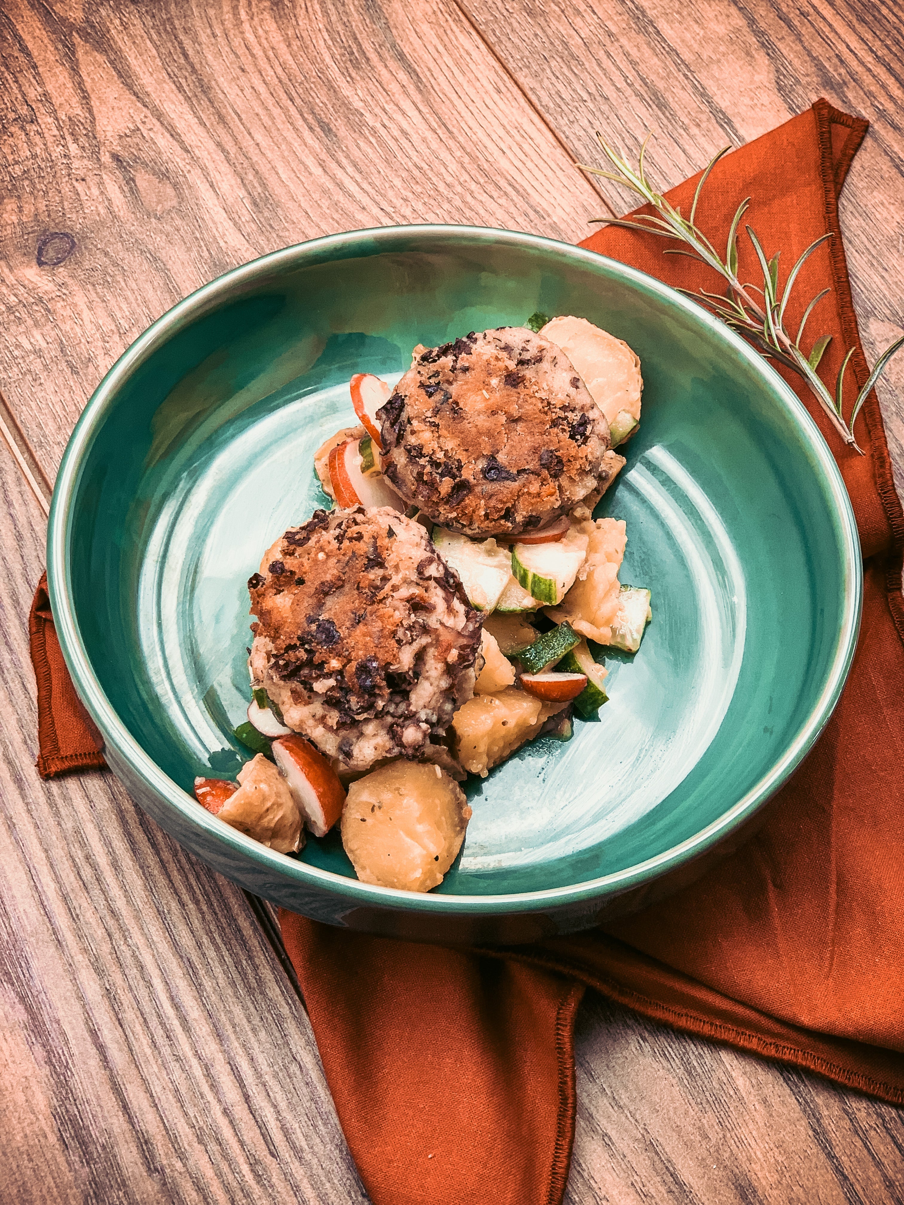 Vegane Bratlinge mit veganem Kartoffelsalat